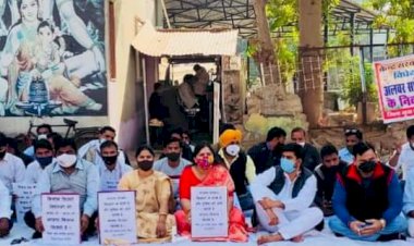 किसान विरोधी विधेयक बिल के खिलाफ अलवर सांसद बालक नाथ योगी के  निवास के बाहर शांति पूर्ण किया धरना प्रदर्शन