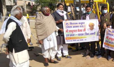 कठूमर क्षेत्र के युवाओं को विधायक बैरवा ने दी व्यायाम (जिम) सामग्री, सभी को,स्वस्थ रहने का दिया संदेश