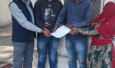 प्रधानमंत्री जीवन ज्योति योजना के तहत विधवा महिला को दो लाख रुपये का चैक सौपा