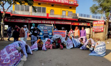 विश्व हिंदू परिषद ने सर्दी के बचाव के लिए गरीबों को बांटी रजाई