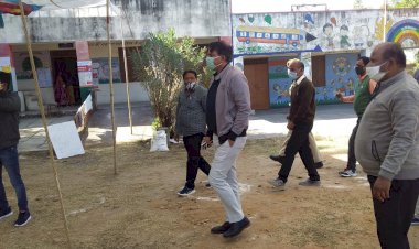 चुनाव पर्यवेक्षक व जिला कलेक्टर ने भी किया मतदान केंद्रों का निरीक्षण