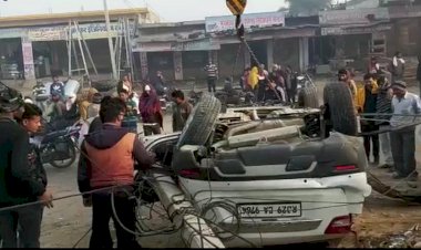 अनियंत्रित ब्रेजा गाड़ी विधुत पोल से टकराई 2 की मौत , एक घायल