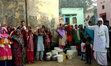 पेयजल समस्या से त्रस्त ग्रामीणों ने किया मटका फोड़ प्रदर्शन