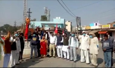 किसान कानून का विरोध व भारत बंद को सफल बनाने के लिए खैरथल में किया धरना-प्रदर्शन