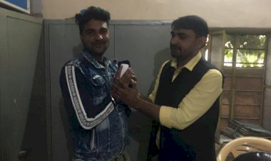 मोबाइल लौटा कर दिया ईमानदारी का परिचय