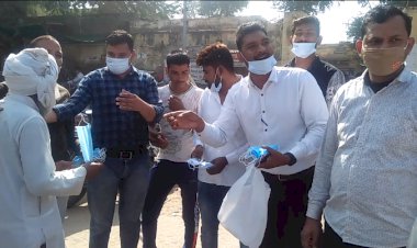 कांग्रेस की राष्ट्रीय अध्यक्ष सोनिया गांधी का जन्मदिन मनाया रामगढ़ में ग्रामीणों को किए मास्क वितरण