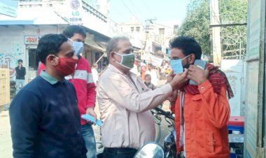 गोविंदगढ़ तहसीलदार सुरेश शर्मा ने बाजार में बिना मास्क घूम रहे लोगों को पहनाए मास्क, लगभग 500 मास्क किए वितरित