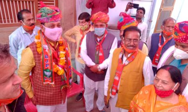 पूर्व विधायक बनवारी सिंघल का कारवां खेडली नगरपालिका  चुनाव मे पहुचा, घर घर जनसंपर्क कर भाजपा प्रत्याशीयाे के लिए मांगे वाेट