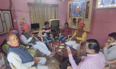 पूर्व विधायक बनवारी सिंघल ने कठूमर के वरिष्ठ पत्रकार आवास पर चाय पर खेडली नगरपालिका चुनाव पर चर्चा कर जानकारी ली