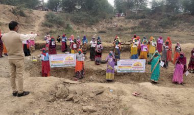 मतदाताओं के मतदाता सूची में नाम जुड़वाने हेतु नरेगा श्रमिकों को दिलाई शपथ