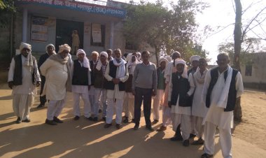 डेढ़ महा पूर्व हुई  युवक की हत्या के आरोपियों को  गिरफ्तार करने की मांग को लेकर एस डी एम और थाना प्रभारी को सौंपा ज्ञापन