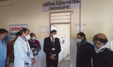 संभागीय आयुक्त समित शर्मा ने किया चिकित्सालय सहित कई सरकारी विभागों का निरीक्षण, व्यवस्थाओं में सुधार के लिये दिये आवश्यक दिशा निर्देश