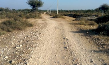 ग्राम पंचायत व जनप्रतिनिधियों की अनदेखी का नतीजा, एप्रोच रोड पर गड्ढो व  कंक्रीट से राहगीर परेशान