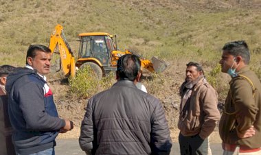 गैर मुमकिन पहाड़ पर वन विभाग द्वारा किया जा रहा सेंचुरी का निर्माण कार्य सरपंचों व ग्रामीणों ने विरोध कर रुकवाया