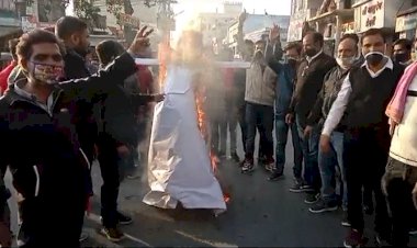 भाजपा कार्यकर्ताओं ने गहलोत सरकार के खिलाफ पुतला फूँककर किया विरोध प्रदर्शन