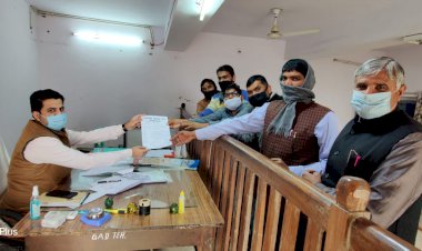 पटवारियों  ने 21 दिसंबर को सामूहिक अवकाश पर रहने को लेकर तहसीलदार को सौपा ज्ञापन