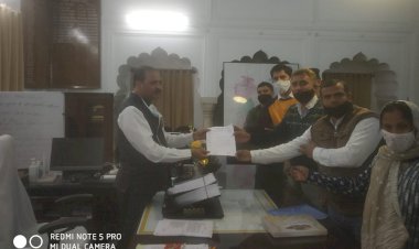 पटवार संघ एवं सरकार के मध्य हुए समझौते को लागू करने को लेकर अलवर जिला कलेक्टर को  ज्ञापन सौंपा