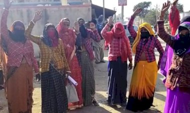 महिलाओं का कहना:- ग्राम सेक्रेटरी बोलता है अपशब्द