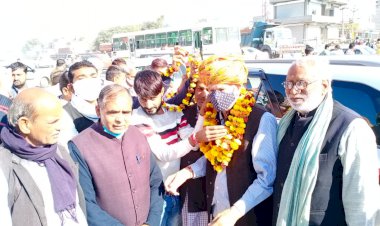 केंद्र सरकार के तीन कृषि बिलों के विरोध में शाहजहाँपुर बॉर्डर पर डटे किसान,  समर्थन मे पहुंचे राजाराम मील