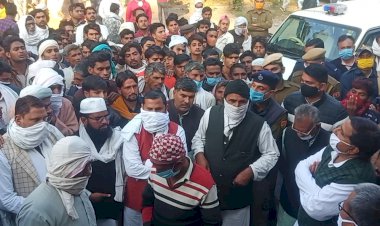 मृतक के परिजन और ग्रामीणों ने प्रदर्शन कर पुलिस उपाधीक्षक ऑफिस को घेरा, हत्या का मामला दर्ज करने पर सहमति बनी