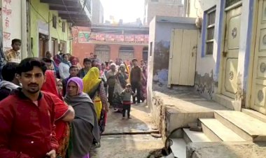 आम रास्ते से अतिक्रमण हटाने के लिए महिलाओं ने किया प्रदर्शन