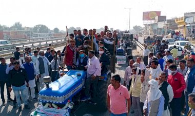 हाथों में लाठियां लेकर किसान आंदोलन में बहरोड़ विधायक के साथ ट्रैक्टरों से भारी संख्या में पहुँचे किसान