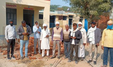 घटिया सामग्री से हो रहा सामुदायिक शौचालय का निर्माण कार्य, ग्रामीणों ने रुकवाया