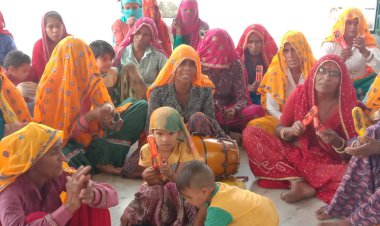 एकादशी पर महिलाओं ने किया भजन कीर्तन