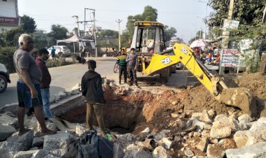 निजी नल कनैक्शन के लिऐ खोद दिया सडक में गडडा -आमजन को बना मुसीबत