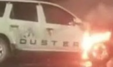 चलती कार में लगी आग, कार सवार ने लगाई मदद की गुहार लोग बनाते रहे वीडियो