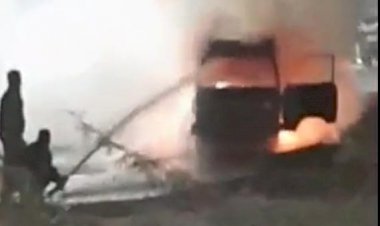 बीती रात चलती हुई मारुति वैन में अचानक लगी आग