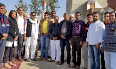 महुआ विधानसभा क्षेत्र के कांग्रेस  कार्यकर्ताओं ने मनाया स्थापना दिवस