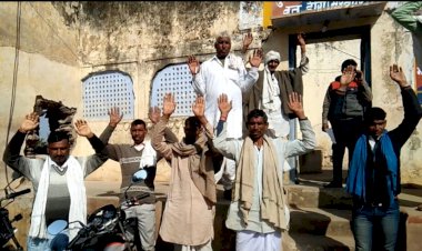 नाबालिग बेटी के साथ दुष्कर्म करने के मामले में  मजबूर पिता ने सीओ   कार्यालय पर प्रदर्शन कर आरोपी की गिरफ्तारी की लगाई गुहार