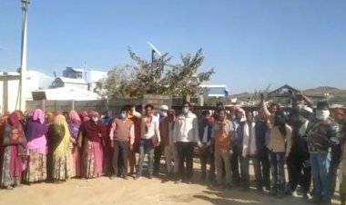 मिनरल्स फैक्ट्री से उडती धूल मिट्टी और अतिक्रमण से परेशान ग्रामीण ने फैक्ट्री के गेट पर प्रर्दशन किया