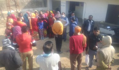 कठूमर के वार्ड 17 की महिलाओं ने पानी की समस्याओं काे लेकर एसडीएम काे साैपा ज्ञापन