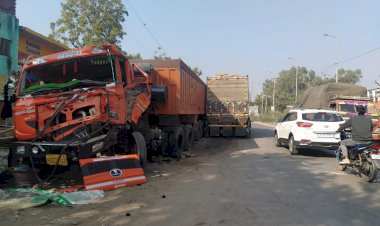सडक किनारे खडे ट्रेलर में बेकाबू ट्रक ने मारी टक्कर,दो घायल