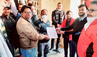 कनिष्ठ अभियन्ता को एपीओ करने पर विधुतकर्मियो ने किया प्रदर्शन