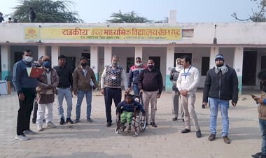 खेड़ामहमूद विद्यालय में विकलांग विद्यार्थियों को बांटे टव्हीलर चेयर और रोलॉटर
