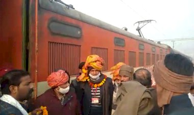 अलवर मथुरा इंटरसिटी ट्रेन का हुआ संचालन आज से प्रारंभ भाजपा के कार्यकर्ताओं ने किया रामगढ़ में स्वागत