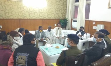 नावली हत्या कांड प्रकरण में श्रम मंत्री टीकाराम जूली से मिलने पहुंचे ग्रामीण