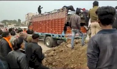 बस स्टैंड से होकर गुजरती एक ट्रक को संदिग्ध मानकर बजरंग दल और विश्व परिषद के कार्यक्रता ने रूकवाया