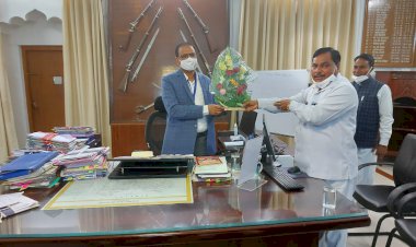 डाँ जी एस नरुका ने नवनियुक्त जिला कलेक्टर नन्नूमल पहाडिया को गुलदस्ता भेंट कर दी नववर्ष की शुभकामना