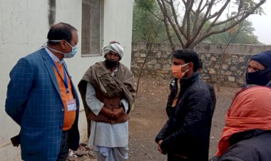 जिला कलेक्टर ने किया सकट ग्राम सेवा सहकारी समिति का निरीक्षण