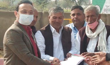 समाजवादी पार्टी के प्रदेश अध्यक्ष मुकेश यादव ने बानसुर एसडीएम को मुख्यमंत्री के नाम सौंपा ज्ञापन