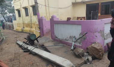 बाँसरोली में ट्रांसफार्मर सहित गिरा विद्युत पोल, टला बड़ा हादसा