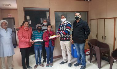 गरीब बच्चों को पाठ्य सामग्री व स्वेटर किए वितरित