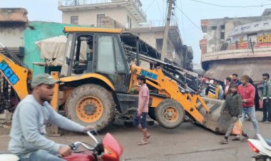 गंन्दे पानी निकासी के लिए पुलिस की मौजूदगी मे खुदा नाला