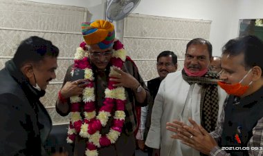 चेयरमैन संजय गिजगाडिया,पूर्व विधायक व पार्षदाे ने लाेकसभा अध्यक्ष व केन्द्रीय जलशक्ति मंत्री से चम्बल के पानी की मांग को लेकर मुलाकात की