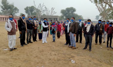 अलवर सरस डेयरी चेयरमैन बन्ना राम मीना ने स्कूल बच्चों व स्टाफ को किये मास्क वितरित