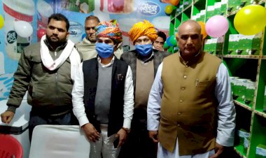 अलवर सरस डेयरी चेयरमैन बन्ना राम मीना ने तिजारा सरस मिल्क पार्लर का किया उदघाटन